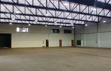 Imagem: O depósito para alugar possui 5 Vagas na garagem e 1093m²