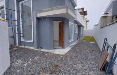 Imagem: A casa possui 3 Dormitórios, 2 Banheiros, 2 Vagas na garagem