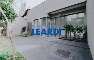 Imagem: O depósito possui 2 Vagas na garagem, 61m² de Área e está