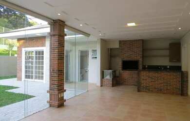 Imagem: A casa em condomínio possui 4 Dormitórios, 5 Banheiros, 5