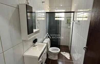 Imagem: A casa possui 2 Dormitórios, 1 Banheiro, 2 Vagas na garagem