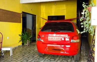 Imagem: A casa possui 3 Dormitórios, 1 Banheiro, 1 Vaga na garagem