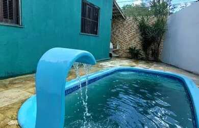 Imagem: A casa possui 3 Dormitórios, 2 Banheiros, 1 Vaga na garagem