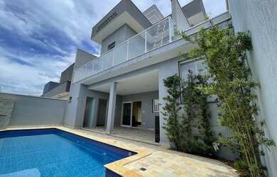 Imagem: A casa em condomínio possui 4 Dormitórios, 2 Banheiros, 3