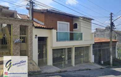 Imagem: A casa possui 3 Dormitórios, 3 Banheiros, 2 Vagas na garagem