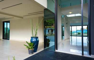 Imagem 2: Casa de condomínio para venda tem 600 metros quadrados com 4 suítes...