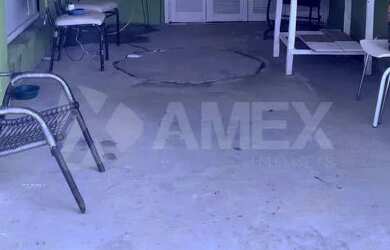 Imagem: A casa possui 4 Dormitórios, 1 Banheiro, 1 Vaga na garagem