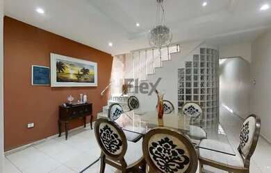 Imagem: A casa possui 3 Dormitórios, 4 Banheiros, 2 Vagas na garagem