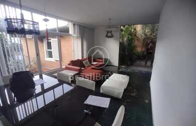 Imagem: A casa em condomínio possui 4 Dormitórios, 4 Banheiros, 1