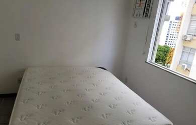 Imagem: O apartamento possui 1 Dormitório, 1 Banheiro, 1 Vaga na garagem