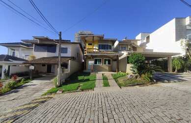 Imagem: A casa possui 4 Dormitórios, 3 Banheiros, 2 Vagas na garagem