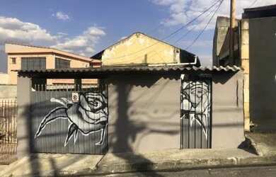 Imagem: A casa possui 1 Dormitório, 1 Banheiro, 1 Vaga na garagem