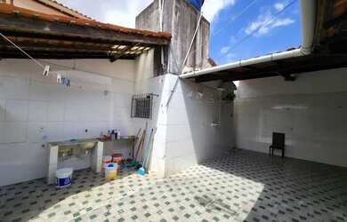 Imagem: A casa possui 5 Dormitórios, 5 Banheiros, 3 Vagas na garagem