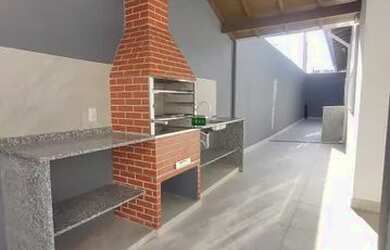 Imagem: A casa possui 3 Dormitórios, 2 Banheiros, 3 Vagas na garagem