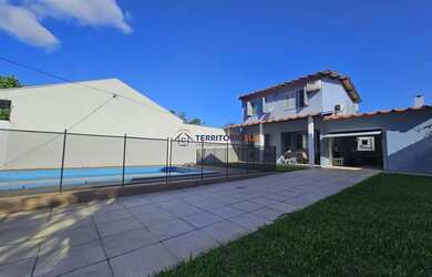 Imagem: A casa possui 3 Dormitórios, 2 Banheiros, 3 Vagas na garagem