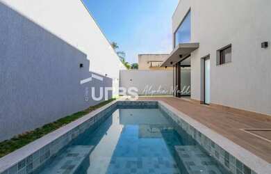 Imagem: A casa em condomínio possui 4 Dormitórios, 5 Banheiros, 2