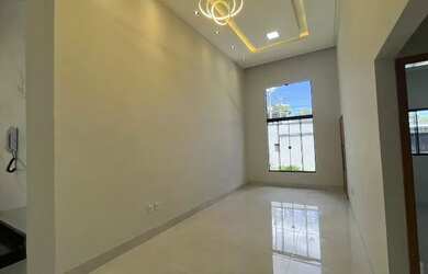 Imagem: A casa possui 3 Dormitórios, 2 Banheiros, 2 Vagas na garagem