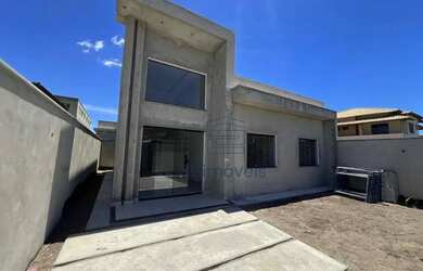 Imagem: A casa possui 3 Dormitórios, 2 Banheiros, 2 Vagas na garagem