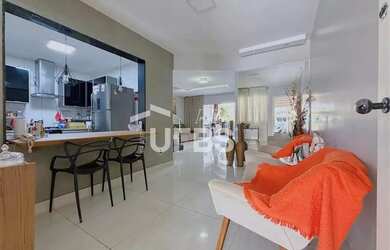 Imagem: A casa possui 3 Dormitórios, 3 Banheiros, 2 Vagas na garagem