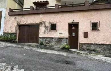 Imagem: A casa possui 3 Dormitórios, 3 Banheiros, 2 Vagas na garagem