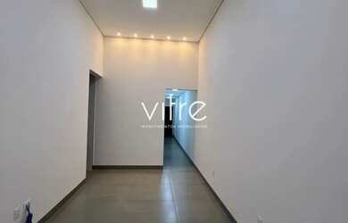 Imagem: A casa possui 3 Dormitórios, 2 Banheiros, 2 Vagas na garagem