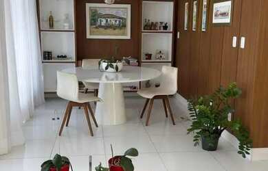 Imagem: A casa possui 3 Dormitórios, 3 Banheiros, 2 Vagas na garagem