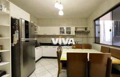 Imagem: A casa possui 3 Dormitórios, 2 Banheiros, 1 Vaga na garagem