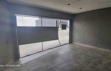 Imagem: A casa possui 3 Dormitórios, 3 Banheiros, 2 Vagas na garagem