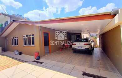 Imagem: A casa possui 3 Dormitórios, 2 Banheiros, 2 Vagas na garagem