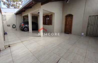 Imagem: A casa possui 3 Dormitórios, 2 Banheiros, 2 Vagas na garagem