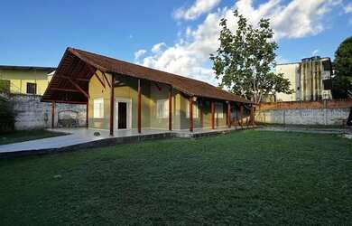 Imagem: A casa possui 3 Dormitórios, 2 Banheiros, 5 Vagas na garagem