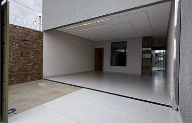 Imagem: A casa possui 3 Dormitórios, 2 Banheiros, 2 Vagas na garagem