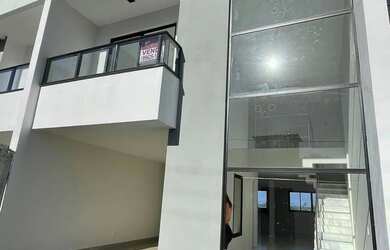 Imagem: A casa possui 3 Dormitórios, 3 Banheiros, 2 Vagas na garagem