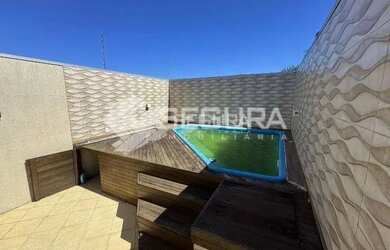 Imagem: A casa possui 2 Dormitórios, 1 Banheiro, 2 Vagas na garagem