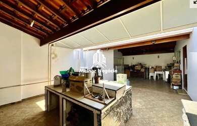 Imagem: A casa possui 2 Dormitórios, 1 Banheiro, 2 Vagas na garagem