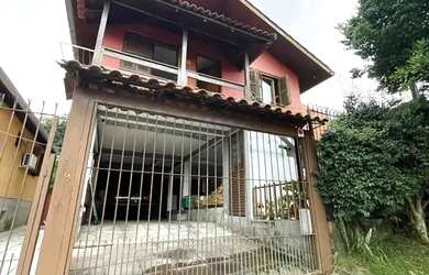 Imagem: A casa possui 3 Dormitórios, 1 Banheiro, 2 Vagas na garagem