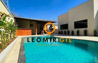 Imagem: A casa possui 3 Dormitórios, 3 Banheiros, 3 Vagas na garagem