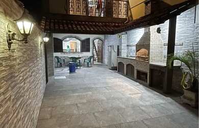 Imagem: A casa possui 2 Dormitórios, 3 Banheiros, 2 Vagas na garagem