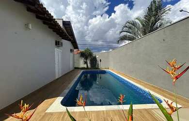 Imagem: A casa possui 3 Dormitórios, 5 Banheiros, 4 Vagas na garagem