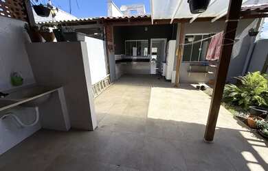 Imagem: A casa possui 3 Dormitórios, 1 Banheiro, 2 Vagas na garagem