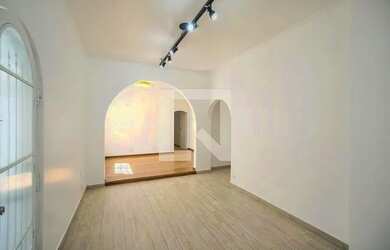 Imagem: A casa possui 3 Dormitórios, 2 Banheiros, 3 Vagas na garagem