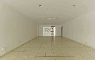 Imagem: O depósito possui 2 Vagas na garagem e 230m² de Área e está