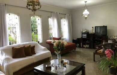 Imagem: A casa possui 4 Dormitórios, 2 Banheiros, 2 Vagas na garagem