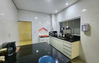 Imagem: A casa possui 3 Dormitórios, 2 Banheiros, 2 Vagas na garagem