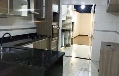 Imagem: A casa possui 3 Dormitórios, 2 Banheiros, 2 Vagas na garagem