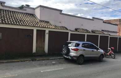 Imagem: A casa possui 3 Dormitórios e 2 Vagas na garagem e está localizado