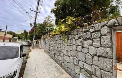 Imagem: A casa possui 3 Dormitórios, 3 Banheiros, 1 Vaga na garagem