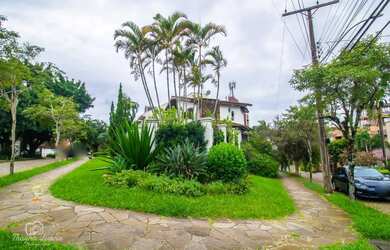 Imagem: A casa possui 3 Dormitórios, 5 Banheiros, 5 Vagas na garagem