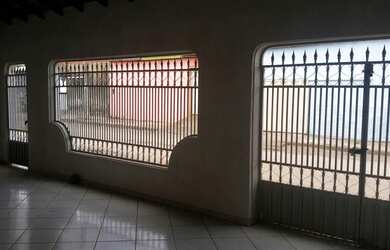 Imagem: A casa possui 3 Dormitórios, 3 Banheiros, 4 Vagas na garagem