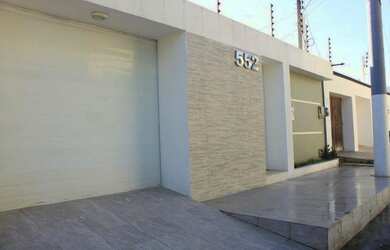 Imagem: A casa possui 3 Dormitórios, 2 Banheiros, 2 Vagas na garagem